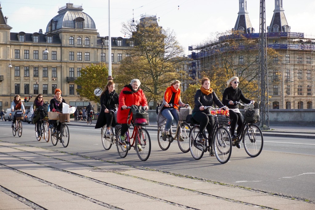 ▲코펜하겐 복판 루이스 여왕 다리(Dronning Louises Bro) 위를 자전거로 달리는 시민들 (사진: 안상욱) 
