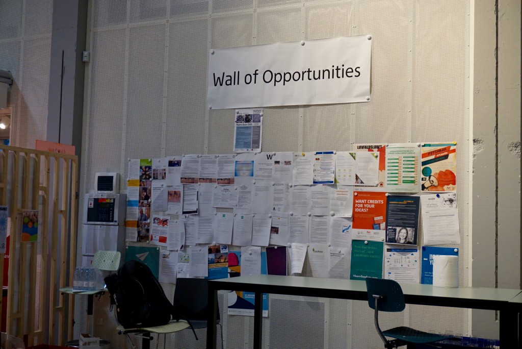 ▲로비 한쪽 벽에 자리잡은 기회의 벽(Wall of Opportunities)은 스카이랩의 개방 정신을 상징적으로 보여준다. 누구나 광고를 붙일 수 있다. 외부 업체가 구인 광고를 붙이기도 하고, 학생이 같이 스타트업을 꾸릴 팀원을 모으기도 한다. 스카이랩은 관여하지 않는다. (사진: 안상욱)