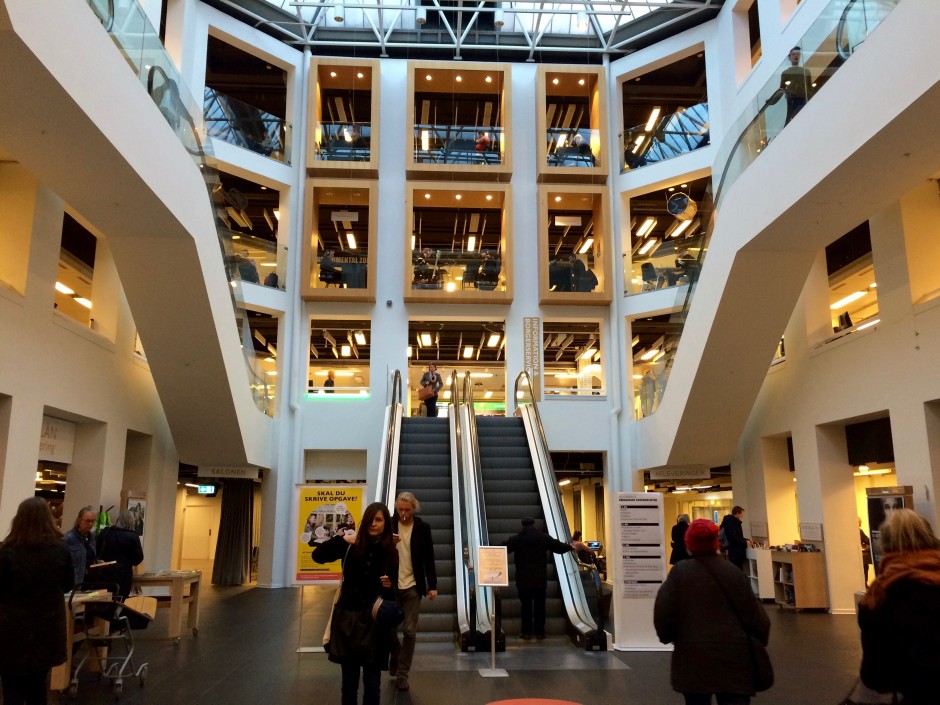 코펜하겐 번화가 바로 옆에 자리 잡은 시립도서관(Copenhagen Main Library)입니다. 누구나 입장해 이용해도 됩니다.