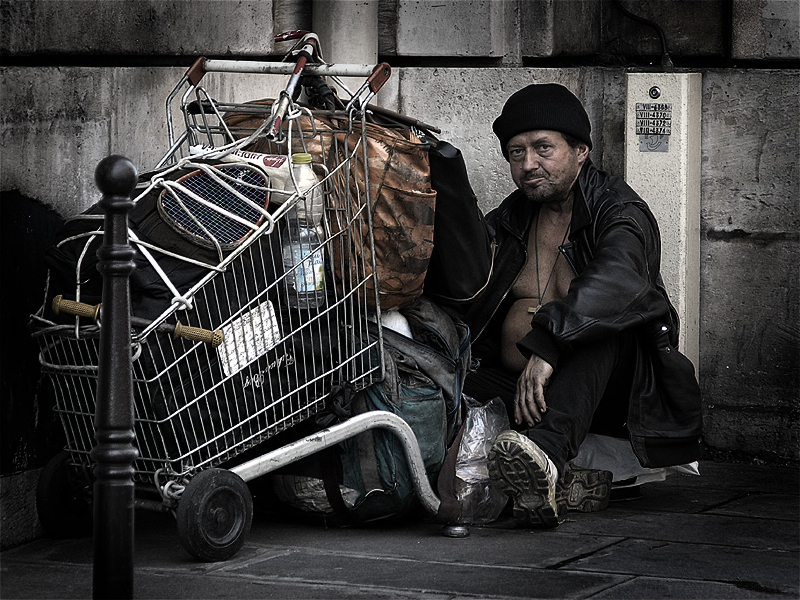 파리의 노숙자(출처: 위키미디어커먼즈 CC BY-SA Eric Pouhier)