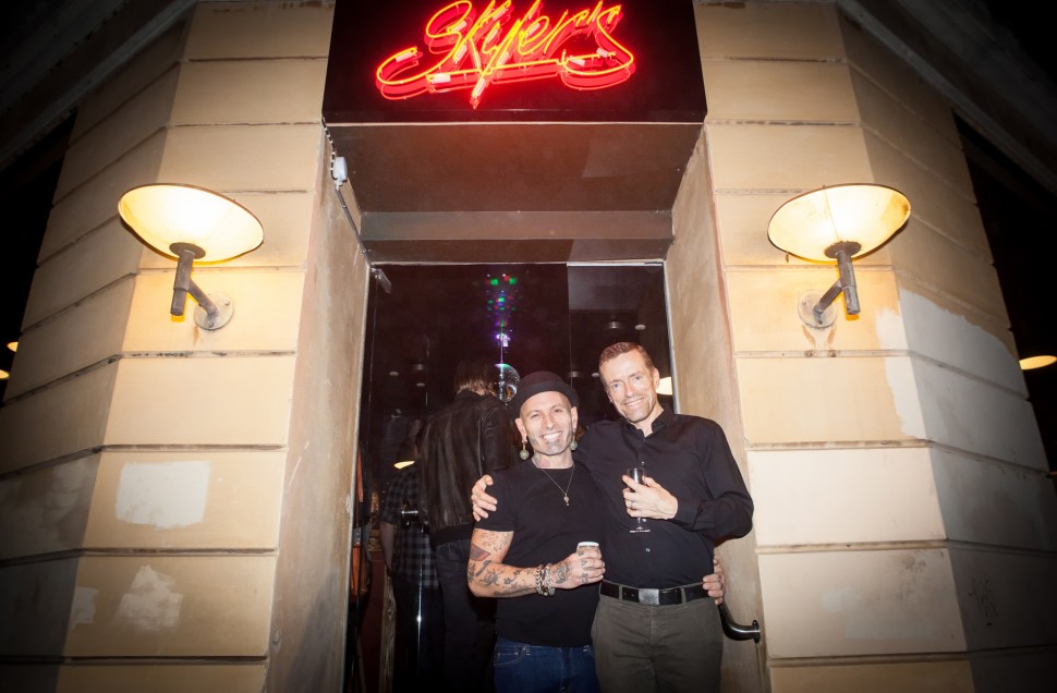 스카일러스 카페를 운영하는 주인장 스카일러(Skyler)와 그의 파트너 클라우스(Klaus) (사진: 여지형)