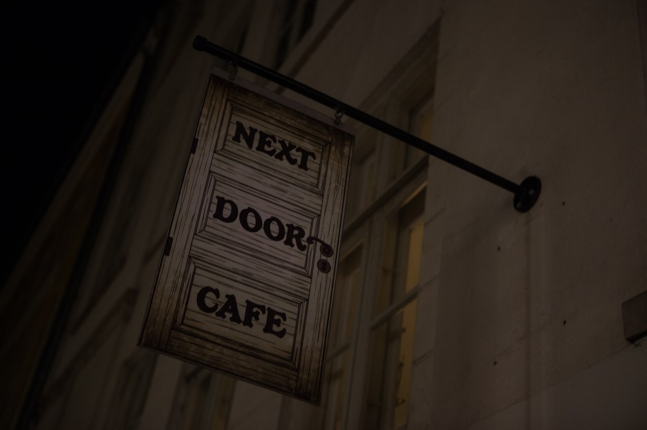 Next_Door_Cafe의 간판
