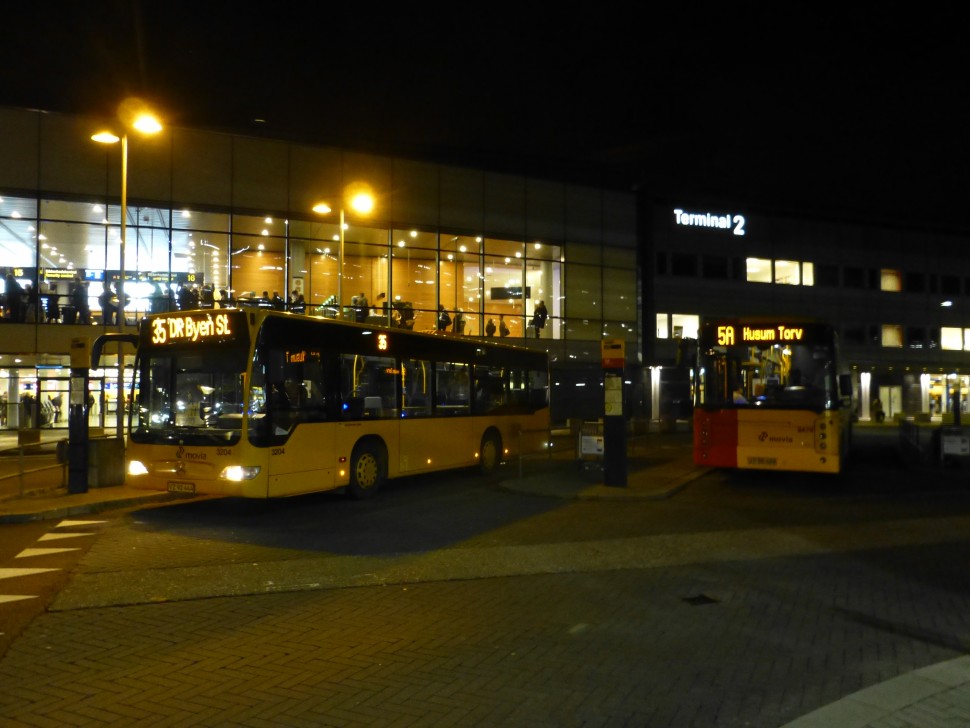 코펜하겐 공항에서 출발하는 35번과 5A번 버스 (출처: 위키미디어커먼즈 CC BY-SA Leif Jørgensen)