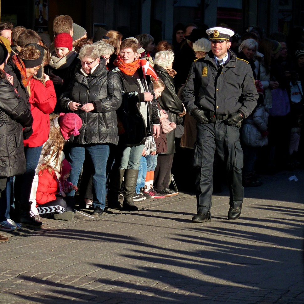 2012년 1월14일 덴마크 여왕 마가렛 2세의 즉위 40주년을 기념하는 행사에서 경찰관이 덴마크 시민 앞을 걷는 모습(사진: <a href="https://www.flickr.com/photos/56380734@N05/6722257573" target="_blank">플리커</a> CC BY-SA <a href="https://www.flickr.com/photos/56380734@N05/" target="_blank">Comrade Foot</a>)