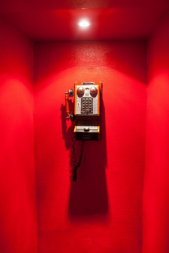 스카일러스 카페는 주인장 스카일러 특유의 개성이 돋보이는 공간이다. 소품으로 벽에 걸린 오래된 전화기도 독특하다(사진: 여지형)