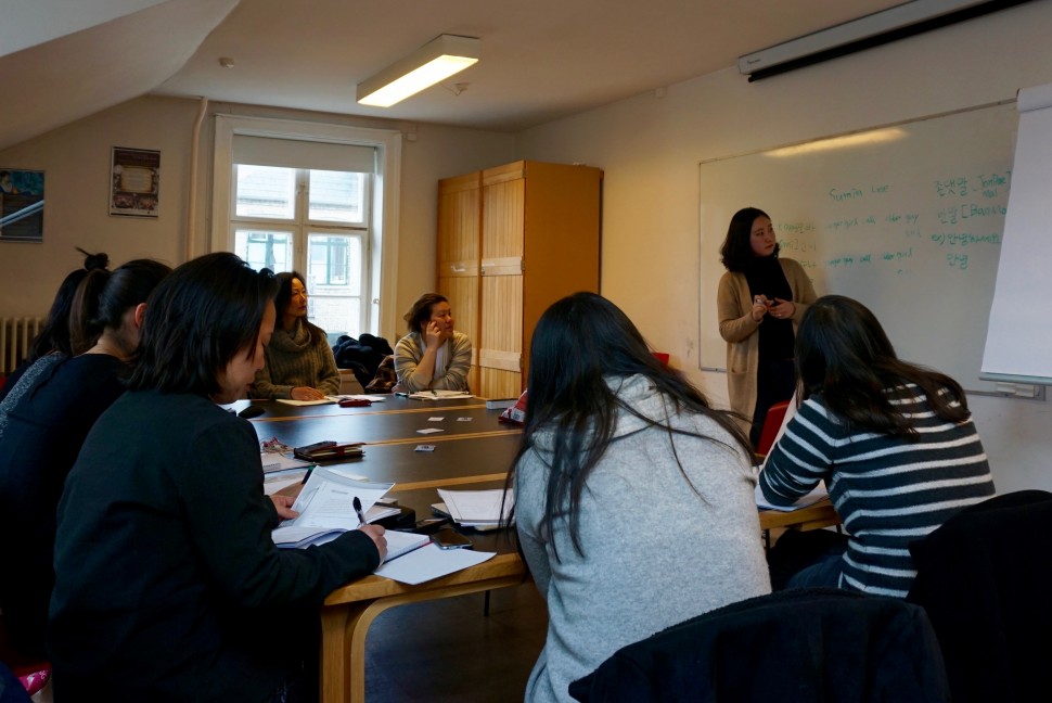 이수민 선생님이 한국계 덴마크 입양인 대상 한국어 교실에서 한국 문화를 가르치는 모습 (사진: 안상욱)
