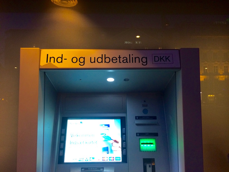 덴마크크로네 현금 입출입이 가능한 노디아(Nordea) 은행 ATM. 현금 입금까지 되는 ATM은 코펜하겐 시내에도 손에 꼽을 정도로 희귀하다 (사진: 안상욱)