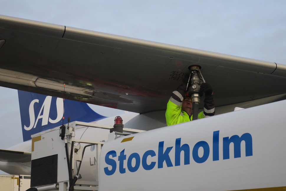 스톡홀름 공항에서 연료를 채우는 SAS 항공기 (SAS 제공)