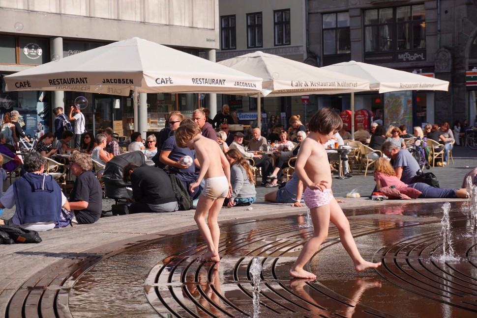 여름 분수대에서 속옷만 입고 뛰노는 덴마크 아이들 (사진: 안상욱)