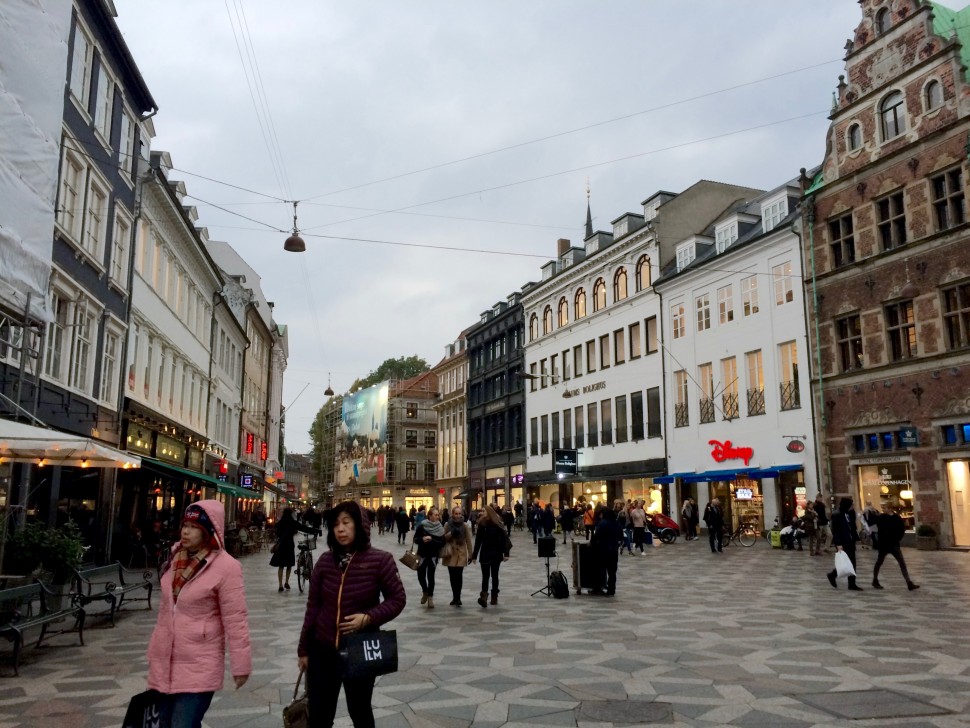 유럽에서 가장 긴 보행자 거리인 코펜하겐 스트뢰게(Strøget). 길이가 2km에 달하는 거리 양쪽에 각종 상점이 즐비해 관광객과 쇼핑에 나선 덴마크인에게 인기가 높다(사진: 안상욱)