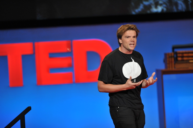 2009년 TED 글로벌 무대에서 강연 중인 비야케 잉겔스 (TED 제공, James Duncan Davidson 촬영)