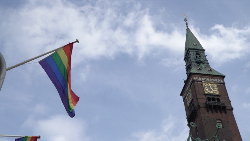 코펜하겐 프라이드 2018을 즈음해 시청 맞은편에 무지개 깃발이 내걸렸다 (사진: 안상욱)