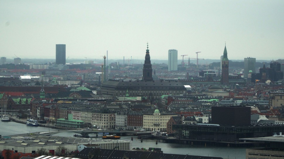 아마게르 바케에서 내려다 본 코펜하겐 시내 전경. 가운데 국회의사당 및 총리실로 쓰는 크리스티안보르가 보이고 그 오른편으로 시청 종탑이 보인다 (안상욱 촬영) 