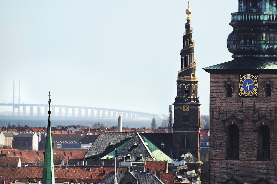 코펜하겐의 아담한 스카이라인 너머로 덴마크와 스웨덴을 잇는 외레순 대교가 보인다(코펜하겐관광청 제공)