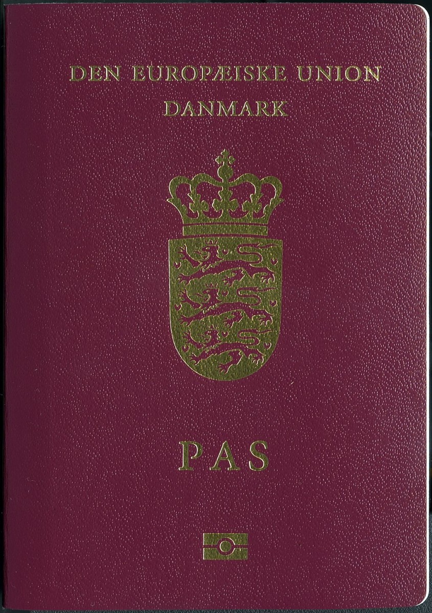 덴마크 여권 표지(출처: 위키미디어커먼즈)