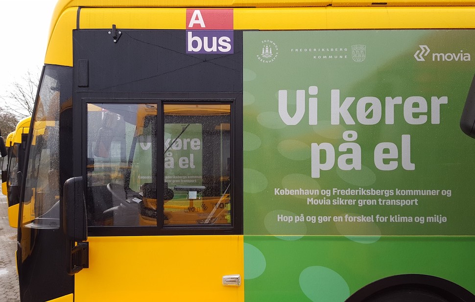 2A 노선을 운행하는 전기 버스. 운전석 뒤편으로 "우리는 전기로 달린다"라는 포스터를 붙였다. (Movia 제공)